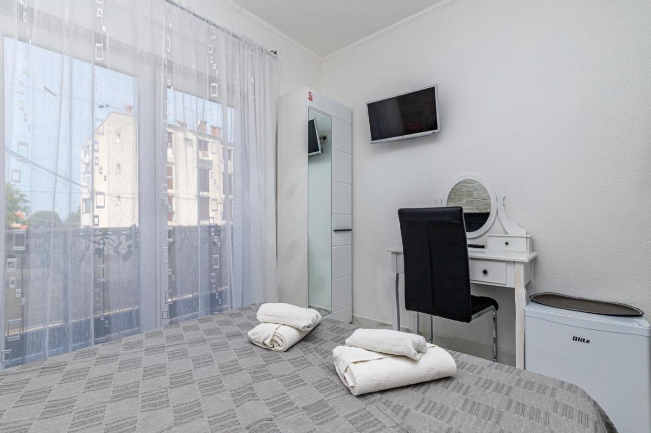 Genoa Rooms Porec Exterior photo