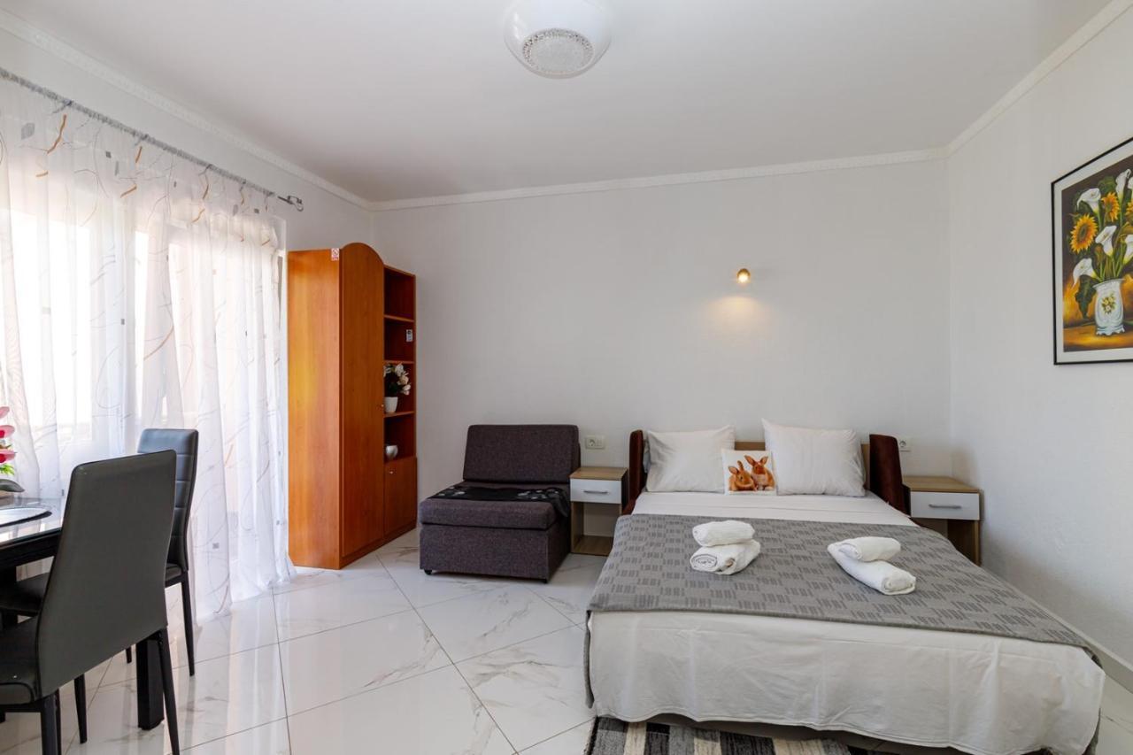 Genoa Rooms Porec Exterior photo