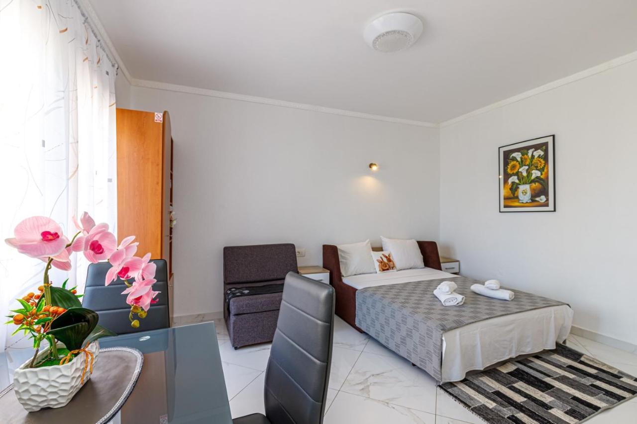 Genoa Rooms Porec Exterior photo